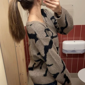 Brun och svart stickad tröja - Säljer en mysig brun stickad tröja med svart mönster från Vila. Tröjan har långa ärmar och en avslappnad passform, perfekt för kyliga dagar. Den är både stilren och bekväm.