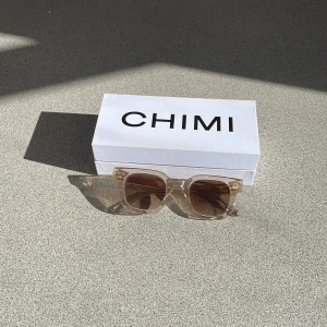 CHIMI solglasögon  - Tja! Säljer mina tvär feta CHIMI solglasögon som passar perfekt till sommaren☀️, dom är bruna med bruntonade linser, ordinarie pris 1250 kvitto medföljer samt allt på sista bilden. Dom är använda max 2 gånger!✅ så dom är som nya. Säljer dom för 750 men priset är inte hugget i sten. Hör av er vid minsta fundering.