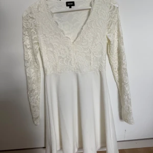 Studentklänning i spets - Endast använd en gång