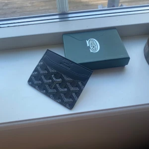 Mönstrad plånbok  - Svart brun plånbok ifrån go**ard helt ny box finns 