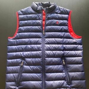 Ralph Lauren Väst - Jätte fint skick på denna väst och är perfekt till vårsäsongen. Storleken blir perfekt för den som vill ha mellan xs och s, sista bilden är lite sliten på insidan men påverkar inte västen någonting då det inte är på dunet! För fler bilder eller funderingar är det bara att skiva och fråga!