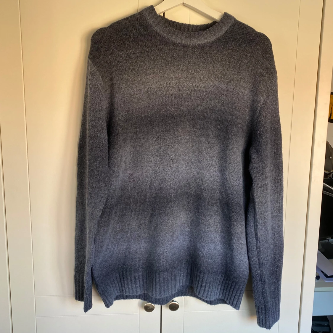 Grå stickad tröja - 1