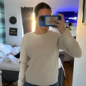 Beige stickad tröja - Säljer en mysig beige stickad tröja med långa ärmar. Ganska nopprig så därav billigt pris. Storlek xs. 70kr+frakt