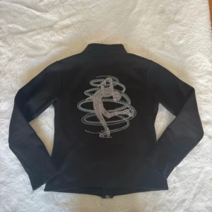 Konståknings kofta  - En varm fleec tröja/kofta med tryck på ryggen. Inga av stenarna är tappade och den är i mycket gott skick. 🖤 (Ingen lukt eller fläckar eller skador)🤍