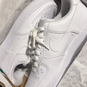 Helt nya vita Air Forces 1 - oanvända, skickar samma dag!! - Säljer ett par Nike Air Force 1 i klassiskt vitt – helt nya och aldrig använda! 	•	Storlek: Skriv storlek!! 	•	Modell: Air Force 1 Low 	•	Färg: Helvitt 	•	Nypris: ca 1499 	•	Mitt pris: 899  ✅ Oanvända, i perfekt skick ✅ Levereras i originalkartong ✅ Passar till alla outfits – tidlös klassiker  📦 Kan skickas eller mötas upp i Stockholm 💬 Skriv vid frågor eller för fler bilder!