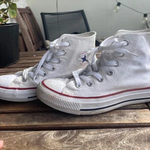 Converse Chuck Taylor vita high tops - Säljer ett par klassiska Converse i storlek 36,5. Skosnörena har svarta fläckar på sig som inte går bort och skon har lite små fläckar här och där men de syns knappt. Skriv vid fler bilder eller frågor⭐️😊