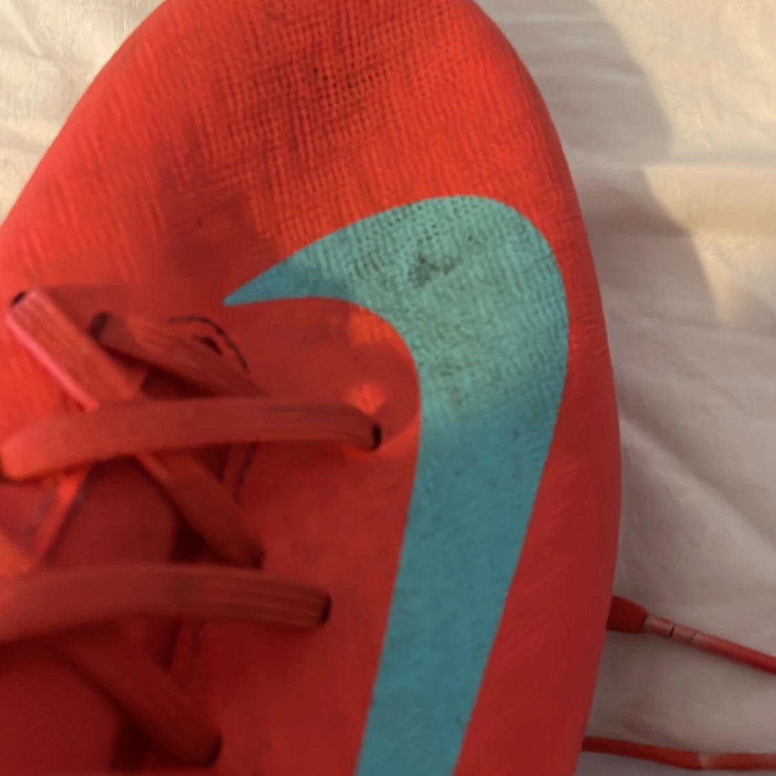 Röda Nike fotbollsskor med turkos swoosh - 2