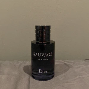Dior Sauvage EDP 60ml - Dior Sauvage Eau de Parfum, en fräsch maskulin doft som är väldigt populär av sin lukt som man kan använda året runt. Ungefär 55-53ml kvar. Ordinarie pris 1150kr. Ingen låda tillkommer 