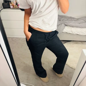 Svarta linnebyxor från lager 157 - Svarta linnebyxor från lager 157 i storlek XS. Byxorna har elastisk midja med snörning, raka ben med endast en bakficka. Sköna och luftiga, perfekta för chill dagar eller när du vill ha en avslappnad look.