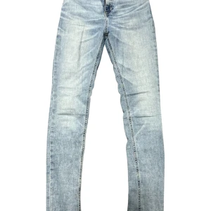 Ljusblå jeans från Calvin Klein Jeans - Snygga ljusblå jeans från Calvin Klein Jeans med broderad logga på benet och liten CK-detalj vid fickan. Klassisk femficksmodell i bomullsjeans med raka ben och normal passform. Perfekta för dig som gillar stilrena och tidlösa jeans.