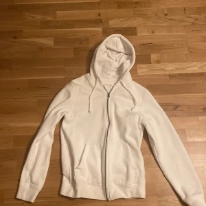 Pier one zip hoodie  - En bekväm och snygg tröja från företaget pier one. En tröja som är väldigt stilren och ganska enkel att styla med. Den var köpt i medium men har blivit för liten för mig även om jag fortfarande har medium så den passar nog S också om man inte är allt för liten. Får tänka också på att den var för liten i armarna på mig (183cm lång) så rekommenderas nog för folk vid 178-180 cm lång och mindre