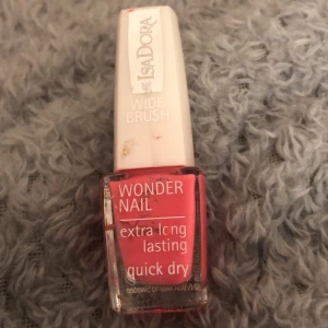 Isadora Wonder Nail nagellack rosa - Isadora Wonder Nail nagellack i en snygg rosa nyans. Lacket har en bred borste för enkel applicering och ger extra lång hållbarhet med snabb torktid. Perfekt för dig som vill ha färgstarka naglar snabbt och smidigt.