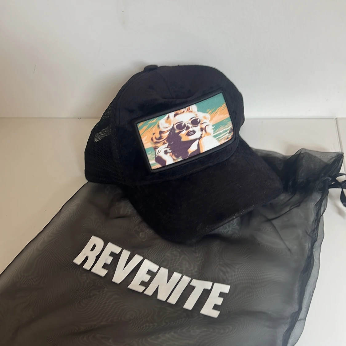 Svart keps från Revenite med tryck - 2