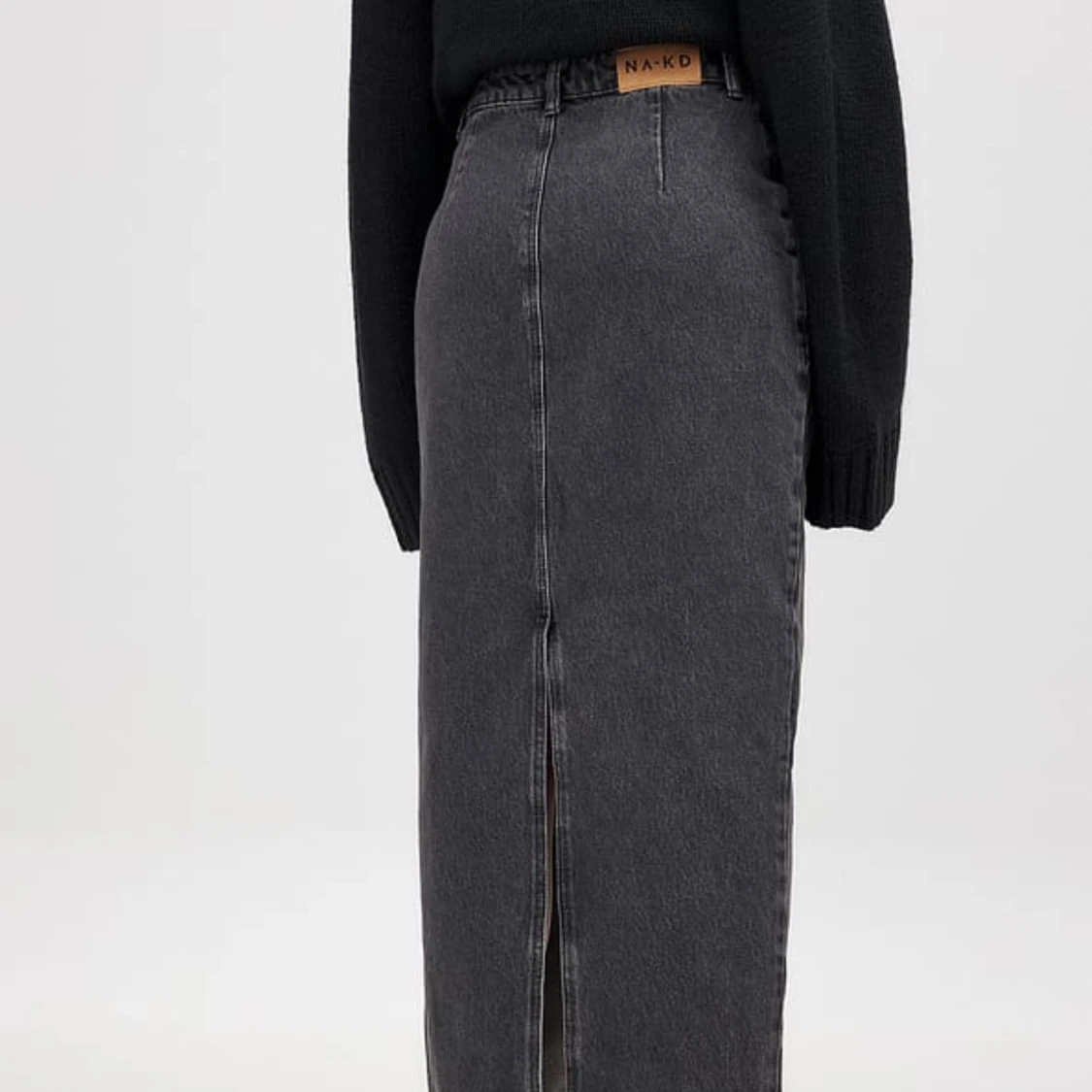 Svart lång jeanskjol från NA-KD - 2