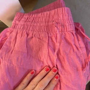 Rosa linnebyxor  - Säljer ett par rosa linnebyxor från Gina i storlek 32!