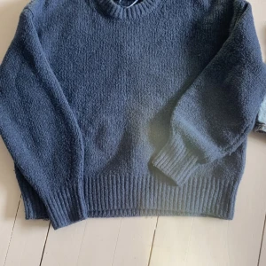 Stickad tröja - OBS Inte fläckar på tröjan utan det är min kamera som är sönder och reflekterar ljus!            Jättesöt blå tröja från bikbok, perfekt till hösten!💙