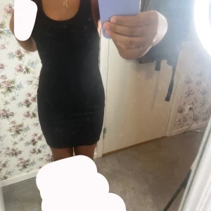 Svart ribbad kort klänning Bik Bok - Säljer en svart, ribbad klänning från Bik Bok i storlek S. Modellen är tight och kort med ärmlös design och rundad hals. Materialet är mjukt och stretchigt, perfekt för dig som gillar en slim och enkel look. Snygg att styla med smycken eller jacka.