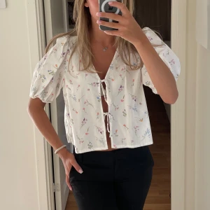 Somrig blus🫶🏼 - Somrig blus från Gina. Tyvärr lite för stor för mig, men för fin för att inte användas så därför säljer jag den. Strl M. Använd en gång.