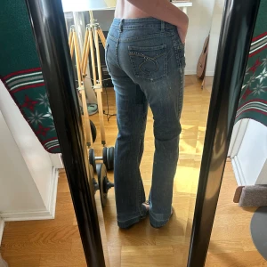 Lowwaist jeans  - Snygga jeans med låg midja och fina detaljer. Har sprättat ner dom så dom skulle bli lite längre, men utöver det finns det inga defekter! Använda bara en gång.