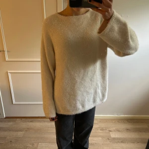 Stickad tröja  - Vit/creme stickad tröja med glitter från hm. Slits i sidorna. Som ny i skicket. Storlek S 