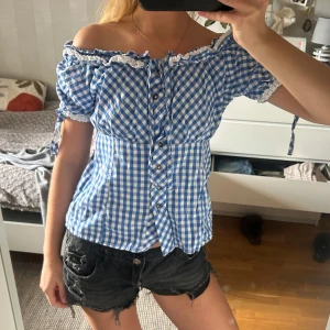 Blåvit rutig offshoulder blus - Superfin rutig topp, använd bara en gång så i pincip nyskick!!