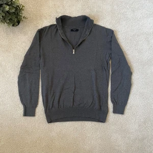 Grå half zip tröja från Matinique - Grå Half Zip tröja Matinique | Skick – 9/10 | Size – S | Hör av dig vid minsta fråga eller fundering!! Mått: över bröst: 46 cm Längd: 66 cm