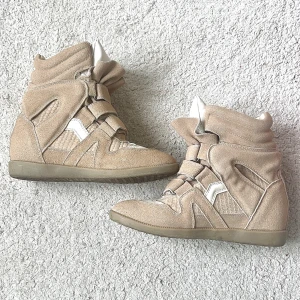 Isabel marant skor - Beigea och vita skor från Isabel marant i storlek 39, sanna i storleken. Skorna är i bra skick. Vill gärna inte sälja här på plick då de tar 250kr av pengarna, men snälla köp de på min vinted (där heter jag Aspir.e.anna) eller så kan jag mötas upp i Stockholm och ta betalning via Swish! ❤️