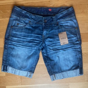 Blå jeansshorts från Fishbone, M - Blå jeansshorts från fishbone. Ja köpte själv dem för att klippa upp så att de blir kortare. Passade dock inte när jag fick de, skulle bli skitsnyggt annars tror jag💕💕
