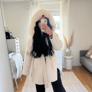 kappa med päls  - Nu säljer jag den virala pälskappan som inte längre kommer till användning hos mig längre. Det är den korta jag säljer som är i storlek xs men skulle säga att den passar som s lika bra :) pälsen går även att ta av och vid snabb affär går pris att diskutera 