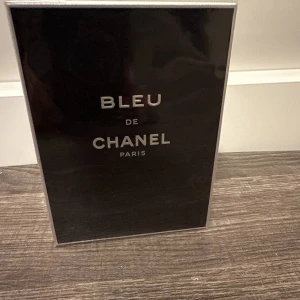 Bleu de Chanel parfym - Säljer en lyxig Bleu de Chanel parfym i elegant svart förpackning med silvertext. Klassisk och stilren design från Chanel Paris, perfekt för dig som gillar exklusiva dofter och snygga flaskor.
