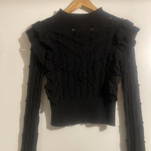 Svart tröja från zara - Super snygg stickad tröja från Zara med volang och mönster på, strl S passar som XS också🥰