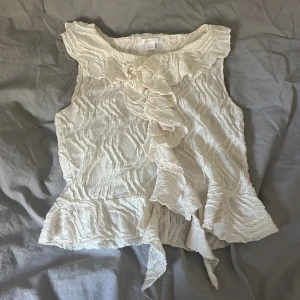 Vit volangblus  - Supersöt vit volangblus från Gina Tricot, den är använd fåtal gånger och är i bra skick, priset går att diskutera!🩷