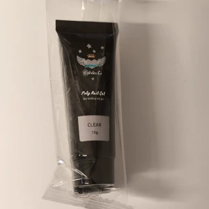 Polygel Clear 15g Gabelos.Co - Poly Nail Gel från Cabelos.Co i färgen Clear, 15g tub. Perfekt för att bygga snygga naglar hemma. Gelen är genomskinlig och passar till nagelförlängning. 