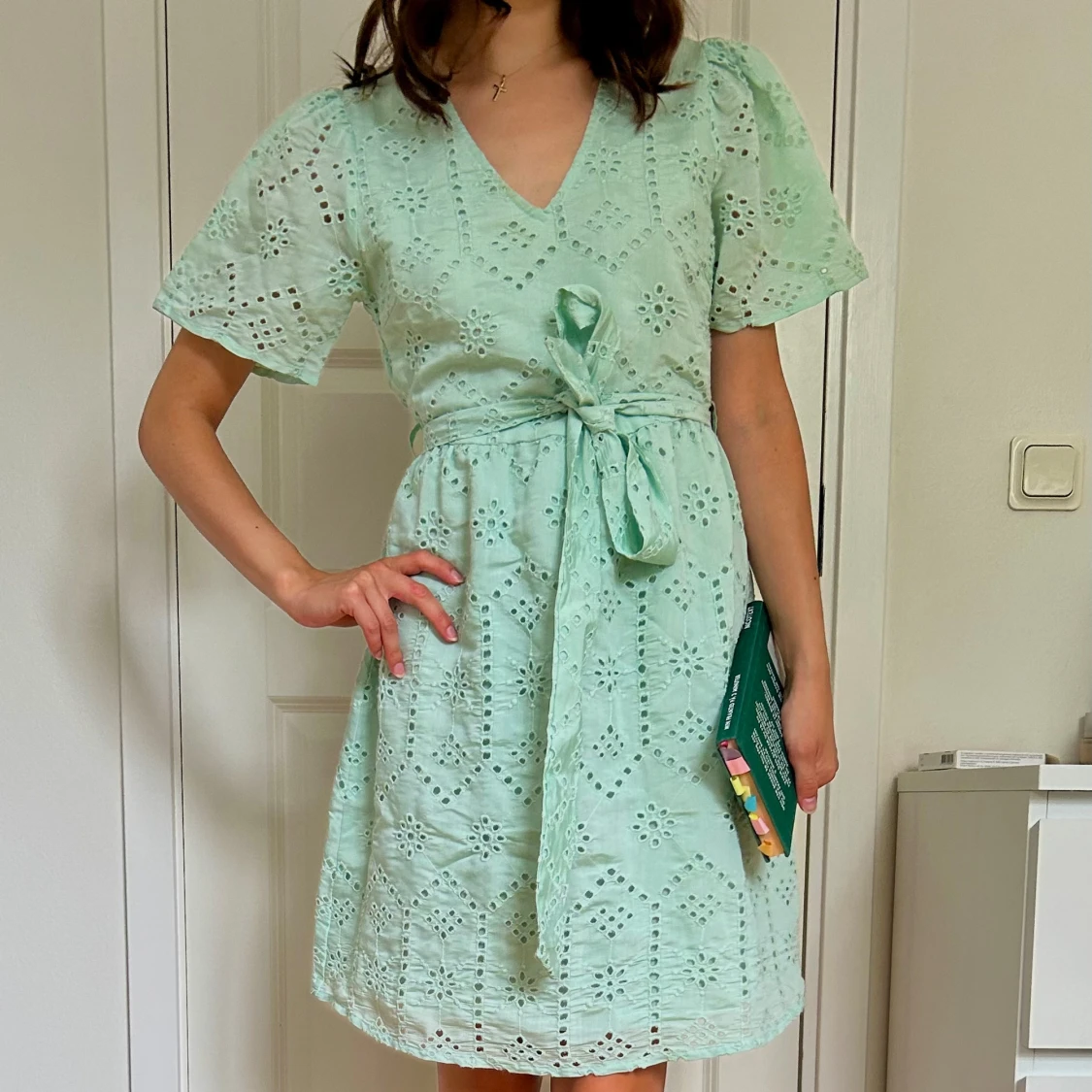 Ljusgrön broderad Vila klänning ny med prislapp.