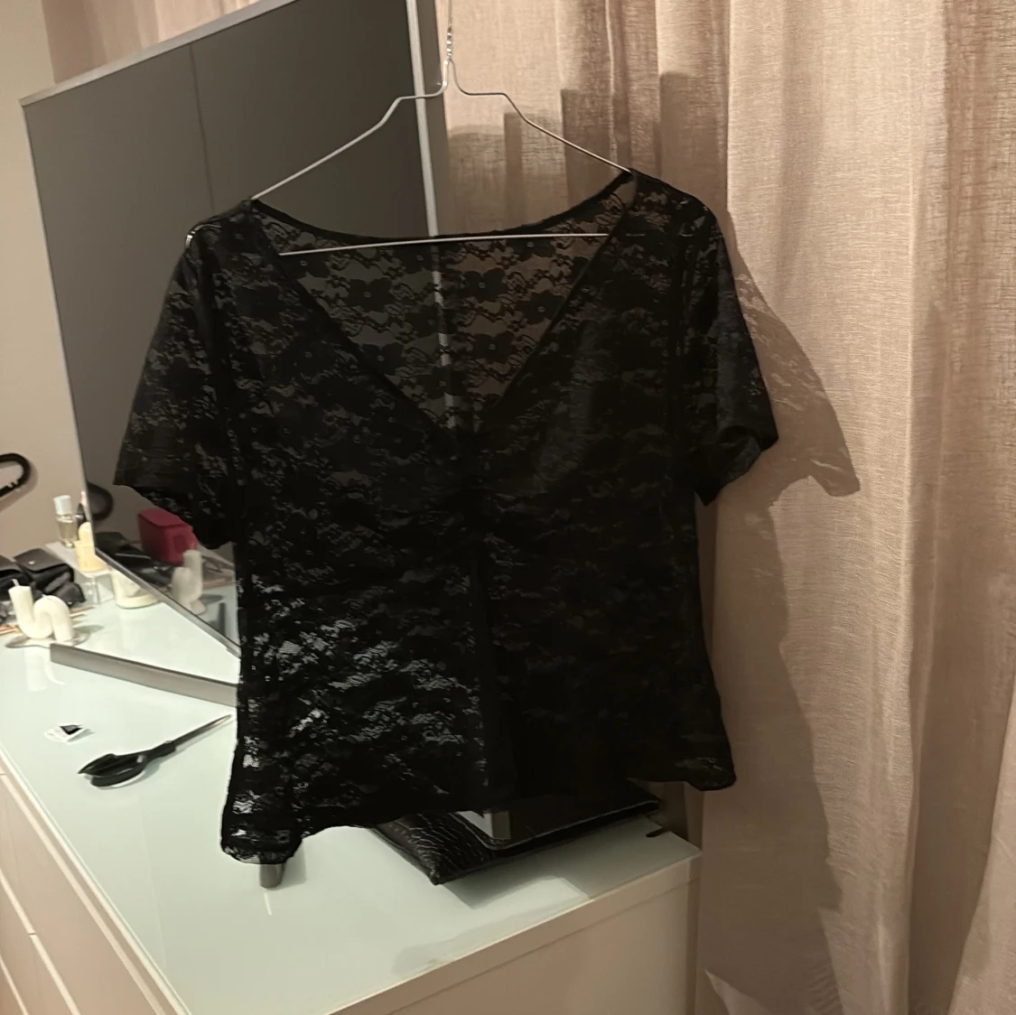 Svart spetsblus med v-ringning
