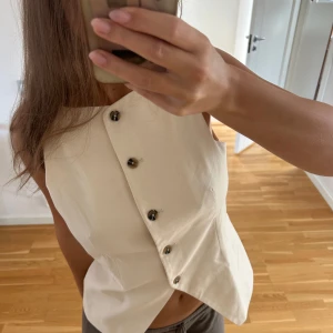 Beige väst - Säljer denna fina beiga väst från vero moda 🩷den är helt oanvänd med prislapp kvar!