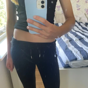 Svarta mjukisbyxor från Gina Tricot - Svarta mjukisbyxor från Gina Tricot med snörning i midjan. Mjukt material som är skönt att ha på sig hela dagen. Använt fåtal gånger💗