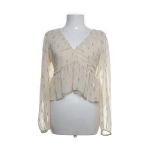 Blus - Säljer nu denna jättesöta blusen från hm som tyvärr inte kommer till användning💕Öppen i ryggen som går att spänna med snören💞 Inga defekter alls💕