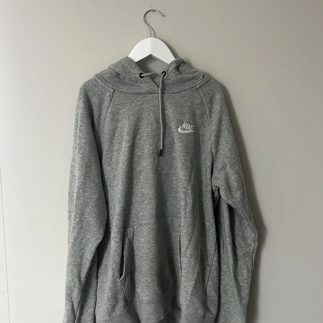 Grå hoodie från Nike med huva