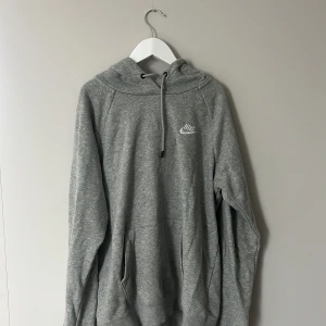 Grå hoodie från Nike med huva - Snygg grå hoodie i storlek M från Nike med klassisk logga på bröstet