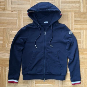 moncler kofta - säljer min gamla marinblåa moncler kofta. den är i strlk S/1. säljer pga kommer aldrig till använding. inga bristor eller skador. NFC funkar som den ska.