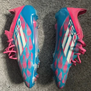 Adidas F50 blå/rosa fotbollsskor - Säljer ett par Adidas F50 fotbollsskor som knappt är använda då dom är för stora. Box och påsen skickas med.