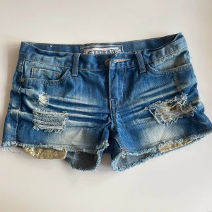 Blå låg midjade jeansshorts - Snygga jeans short med slitningar och låg midja från Generation.💞                                                          