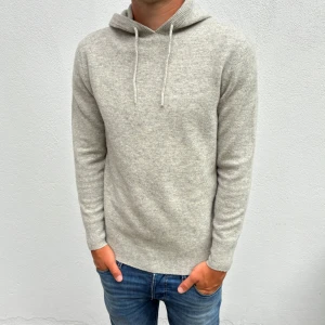 Kashmir/Merino hoodie - Ljusgrå Kashmir/Merino hoodie | Storlek S | Modellen är 177cm lång | Endast testad, därför toppskick utan defekter | Hör av dig vid frågor🌟