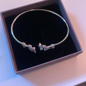 Silvrigt armband med blommiga detaljer - Jätte fint armband, knappt användt och det går att ”välja” storlek själv på det! Hör gärna av dig om du undrar något, köp gärna med Instabox! Kvar tills markerad som såld 🫶🏼💘💘