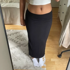 Svart långkjol - Säljer denna jättefina kjol då den tyvärr inte kommer till användning. Endast använd en gång!🌸