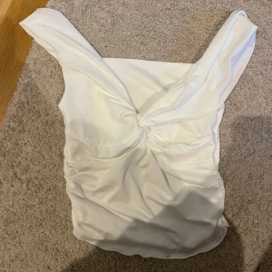 Vit omlott topp med knutdetalj💕 - Snygg vit omlott topp 