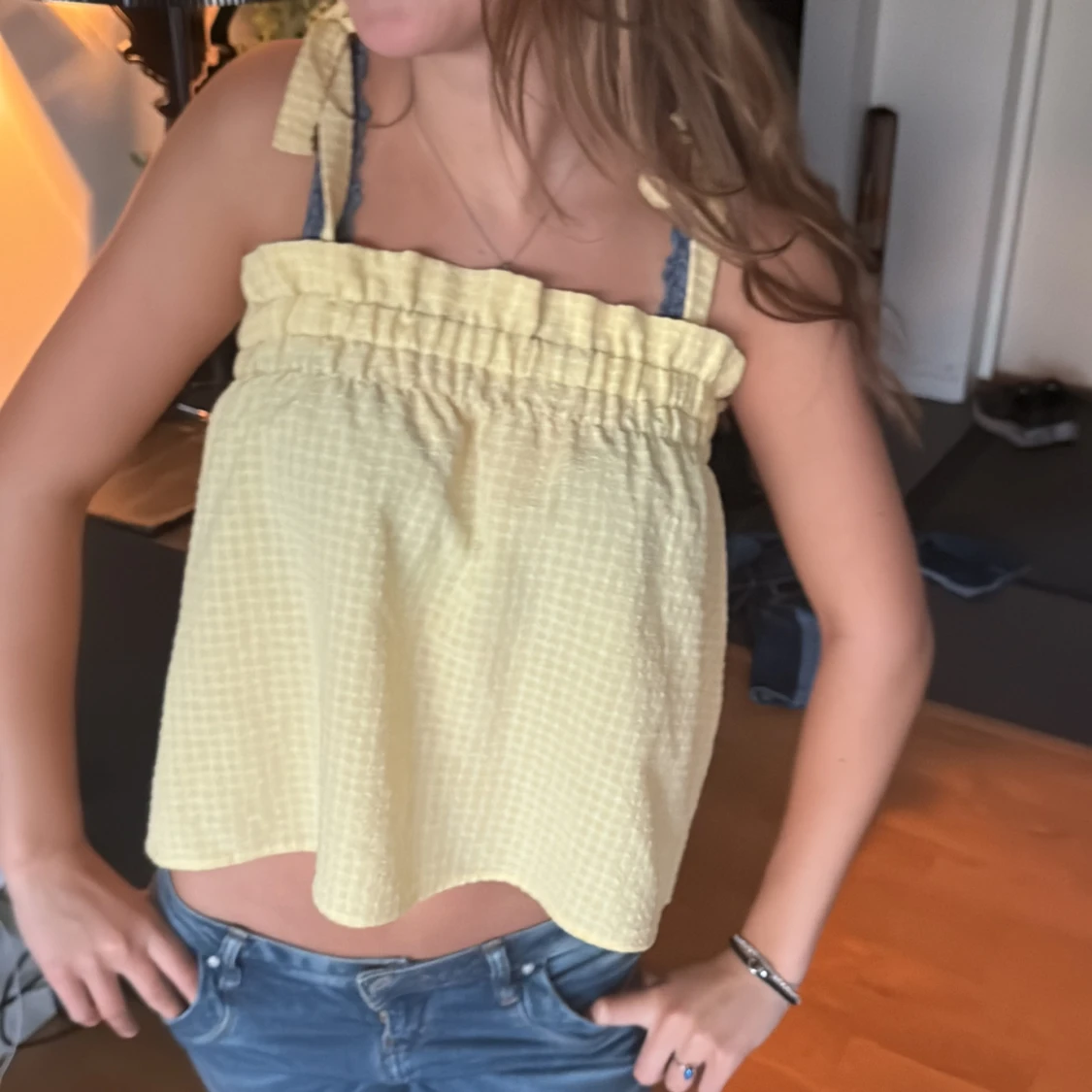 Gul linnetopp med knytband