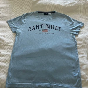 Ljusblå Gant t-shirt  - Snygg ljusblå t-shirt från Gant, superskönt material 🩵