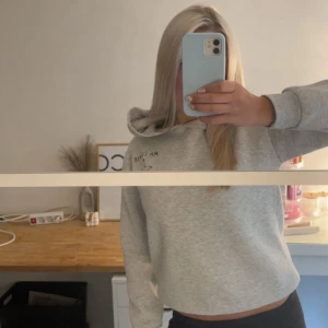 Grå hoodie tryck ma Chérie - Säljer en ljusgrå hoodie med svart text och en stjärna broderad på ryggen. Tröjan har huva, långa ärmar och en avslappnad passform. Perfekt för dig som gillar en enkel men ändå snygg stil. Supermjuk och skön att ha på sig!